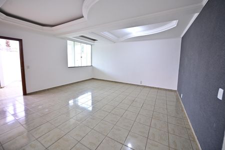 Casa para alugar com 515m², 4 quartos e 7 vagasSala