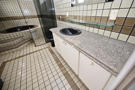 Casa para alugar com 515m², 4 quartos e 7 vagasBanheiro da Suíte 4