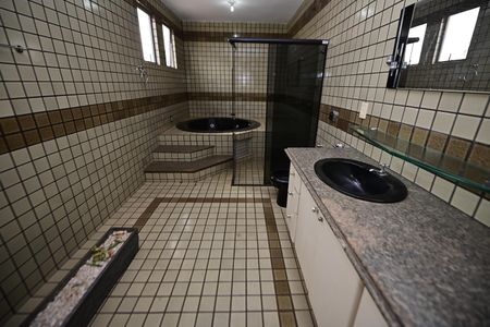 Casa para alugar com 515m², 4 quartos e 7 vagasBanheiro da Suíte 4