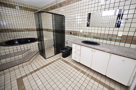 Casa para alugar com 515m², 4 quartos e 7 vagasBanheiro da Suíte 4