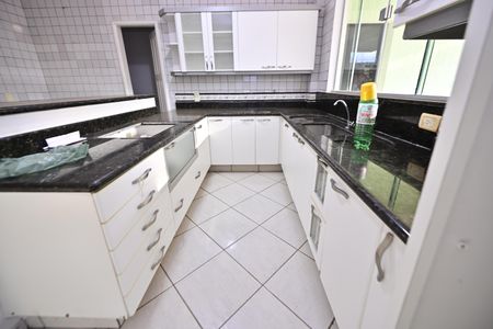 Casa para alugar com 515m², 4 quartos e 7 vagasCozinha