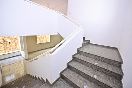 Casa para alugar com 515m², 4 quartos e 7 vagasEscada