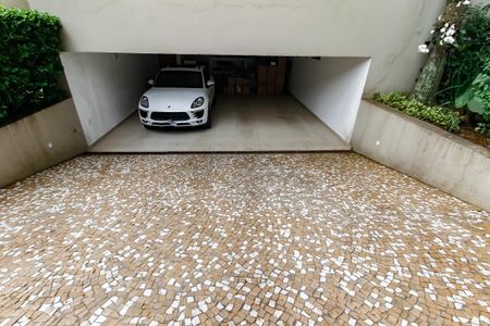 Casa à venda com 500m², 4 quartos e 7 vagas Casa à venda com 500m², 4 quartos e 7 vagasGaragem