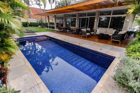 Casa à venda com 500m², 4 quartos e 7 vagas Casa à venda com 500m², 4 quartos e 7 vagasPiscina