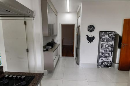 Casa à venda com 500m², 4 quartos e 7 vagas Casa à venda com 500m², 4 quartos e 7 vagasCozinha - Armários