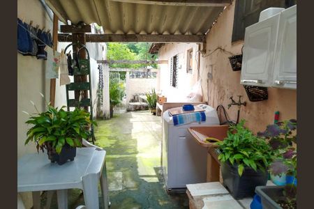 Casa à venda com 330m², 2 quartos e 4 vagasCasa 1: Área de Serviço