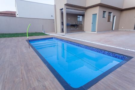 Casa de condomínio à venda com 210m², 3 quartos e 4 vagasQuintal