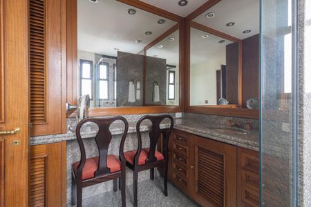 Apartamento à venda com 320m², 3 quartos e 4 vagasBanheiro da Suíte 1