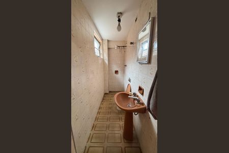 Casa à venda com 375m², 3 quartos e 8 vagasGaragem - Banheiro