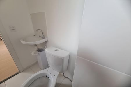Banheiro de kitnet/studio para alugar com 1 quarto, 18m² em Vila Ema, São Paulo