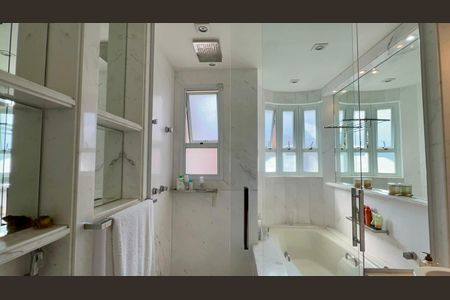 Apartamento à venda com 350m², 2 quartos e 4 vagas Apartamento à venda com 350m², 2 quartos e 4 vagasBanheiro da Suíte