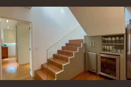 Apartamento à venda com 350m², 2 quartos e 4 vagas Apartamento à venda com 350m², 2 quartos e 4 vagasEscada