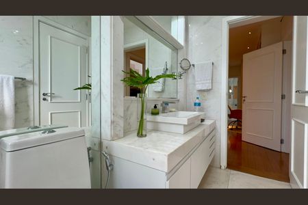 Apartamento à venda com 350m², 2 quartos e 4 vagas Apartamento à venda com 350m², 2 quartos e 4 vagasBanheiro da Suíte Reversível