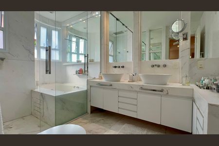 Apartamento à venda com 350m², 2 quartos e 4 vagas Apartamento à venda com 350m², 2 quartos e 4 vagasBanheiro da Suíte