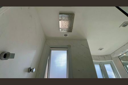 Apartamento à venda com 350m², 2 quartos e 4 vagas Apartamento à venda com 350m², 2 quartos e 4 vagasBanheiro da Suíte