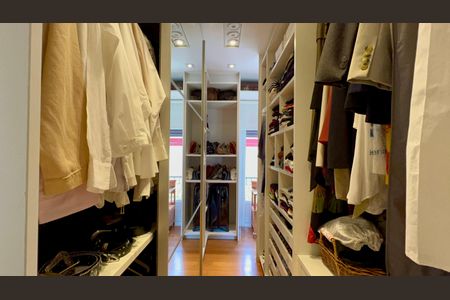 Apartamento à venda com 350m², 2 quartos e 4 vagas Apartamento à venda com 350m², 2 quartos e 4 vagasCloset da suíte