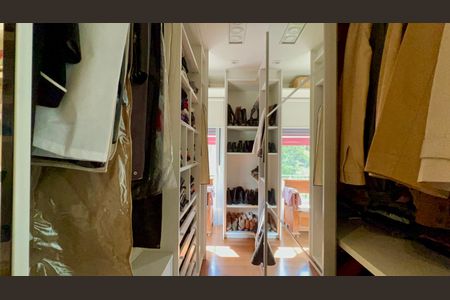 Apartamento à venda com 350m², 2 quartos e 4 vagas Apartamento à venda com 350m², 2 quartos e 4 vagasCloset da suíte