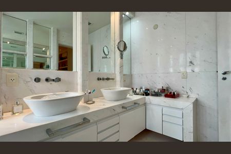 Apartamento à venda com 350m², 2 quartos e 4 vagas Apartamento à venda com 350m², 2 quartos e 4 vagasBanheiro da Suíte