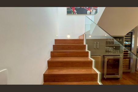 Apartamento à venda com 350m², 2 quartos e 4 vagas Apartamento à venda com 350m², 2 quartos e 4 vagasEscada