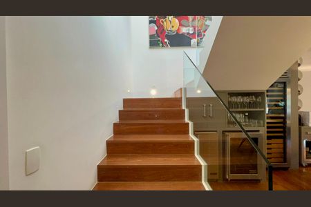 Apartamento à venda com 350m², 2 quartos e 4 vagas Apartamento à venda com 350m², 2 quartos e 4 vagasEscada