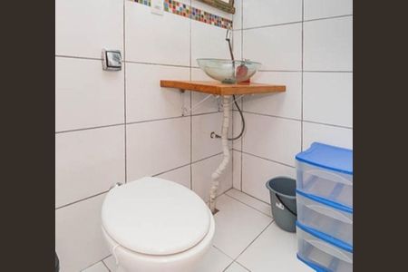 Banheiro de apartamento para alugar com 1 quarto, 36m² em Santa Maria Goretti, Porto Alegre
