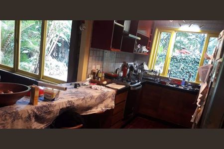 Casa à venda com 230m², 4 quartos e sem vaga