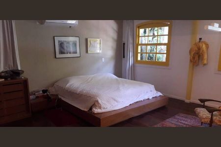 Casa à venda com 230m², 4 quartos e sem vaga