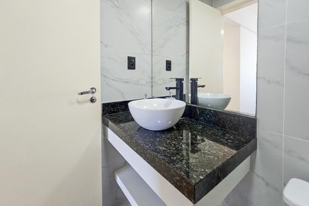 Banheiro da suíte de apartamento para alugar com 2 quartos, 65m² em Parque Enseada, Guarujá