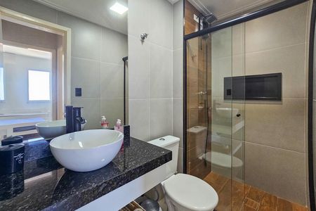 Banheiro de apartamento para alugar com 2 quartos, 65m² em Parque Enseada, Guarujá