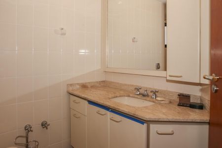 Apartamento à venda com 200m², 4 quartos e 3 vagas Apartamento à venda com 200m², 4 quartos e 3 vagasBanheiro da Suíte 3