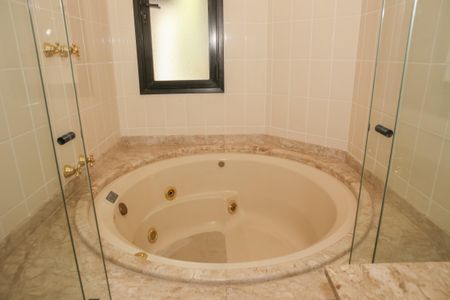 Apartamento à venda com 200m², 4 quartos e 3 vagas Apartamento à venda com 200m², 4 quartos e 3 vagasBanheiro da Suíte 1