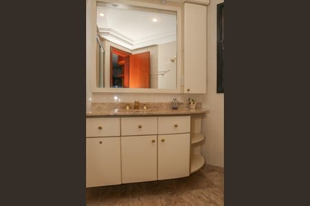 Apartamento à venda com 200m², 4 quartos e 3 vagas Apartamento à venda com 200m², 4 quartos e 3 vagasBanheiro da Suíte 1