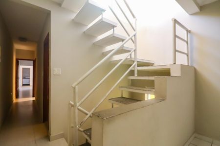 Casa para alugar com 150m², 3 quartos e 2 vagas Casa para alugar com 150m², 3 quartos e 2 vagasEscadas