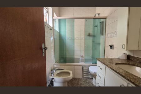 Casa à venda com 420m², 4 quartos e 4 vagasBanheiro da suíte 2