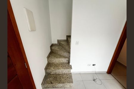 Casa de condomínio à venda com 43m², 2 quartos e 1 vaga Casa de condomínio à venda com 43m², 2 quartos e 1 vagaEscada