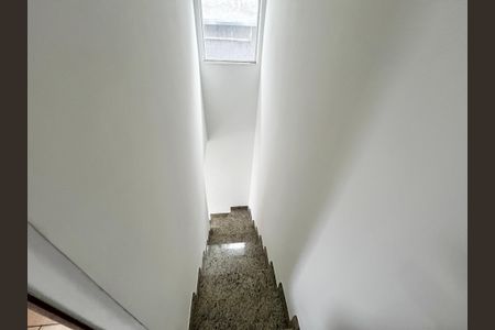 Casa de condomínio à venda com 43m², 2 quartos e 1 vaga Casa de condomínio à venda com 43m², 2 quartos e 1 vagaEscada