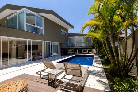 Casa de condomínio à venda com 640m², 5 quartos e 3 vagas Casa de condomínio à venda com 640m², 5 quartos e 3 vagasPiscina