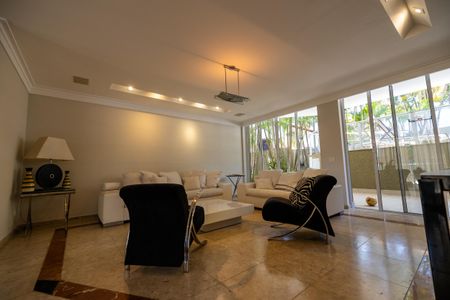 Casa de condomínio à venda com 640m², 5 quartos e 3 vagas Casa de condomínio à venda com 640m², 5 quartos e 3 vagasSala de Estar