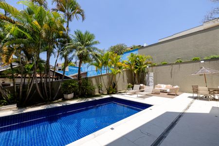 Casa de condomínio à venda com 640m², 5 quartos e 3 vagas Casa de condomínio à venda com 640m², 5 quartos e 3 vagasPiscina