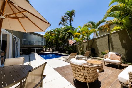 Casa de condomínio à venda com 640m², 5 quartos e 3 vagas Casa de condomínio à venda com 640m², 5 quartos e 3 vagasPiscina