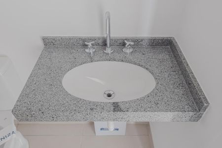 Banheiro de kitnet/studio para alugar com 1 quarto, 27m² em Pinheiros, São Paulo