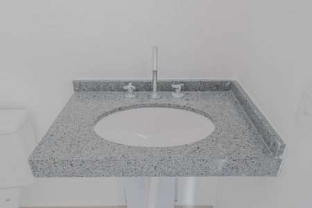 Banheiro de kitnet/studio para alugar com 1 quarto, 27m² em Pinheiros, São Paulo