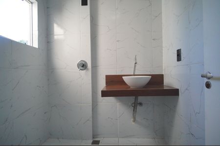 Casa à venda com 182m², 3 quartos e 2 vagasBanheiro