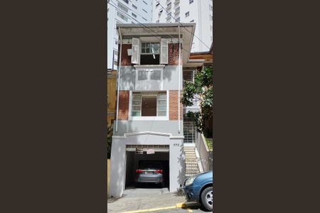 Casa à venda com 180m², 3 quartos e 1 vaga Casa à venda com 180m², 3 quartos e 1 vagaFachada