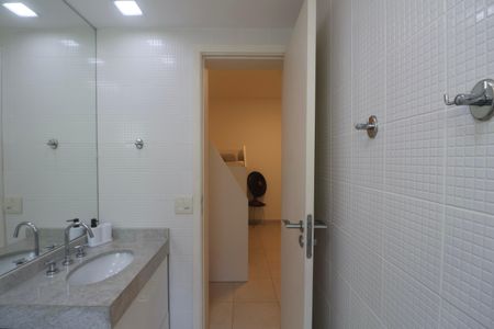 Apartamento para alugar com 158m², 4 quartos e 2 vagas Apartamento para alugar com 158m², 4 quartos e 2 vagasBanheiro da Suíte 2