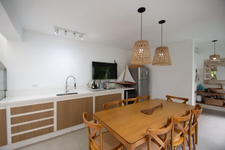 Casa à venda com 200m², 4 quartos e 2 vagas Casa à venda com 200m², 4 quartos e 2 vagaschurrasqueira jardim