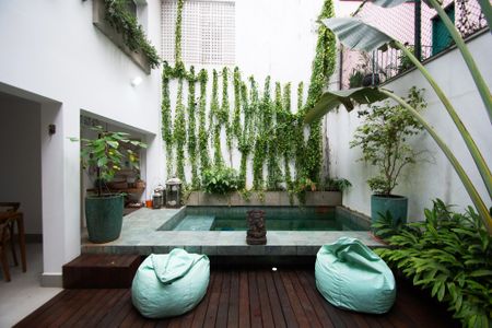 Casa à venda com 200m², 4 quartos e 2 vagas Casa à venda com 200m², 4 quartos e 2 vagaspiscina