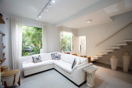 Casa à venda com 200m², 4 quartos e 2 vagas Casa à venda com 200m², 4 quartos e 2 vagassala de estar