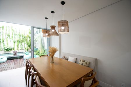 Casa à venda com 200m², 4 quartos e 2 vagas Casa à venda com 200m², 4 quartos e 2 vagassala de jantar