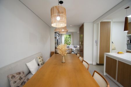 Casa à venda com 200m², 4 quartos e 2 vagas Casa à venda com 200m², 4 quartos e 2 vagassala de jantar